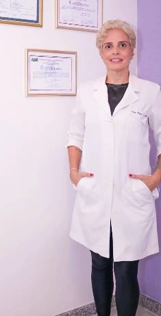 Retrato da Dra. Elisa Cerqueira no consultório