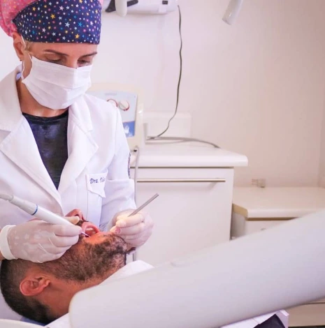Dra. Elisa Cerqueira durante atendimento odontológico