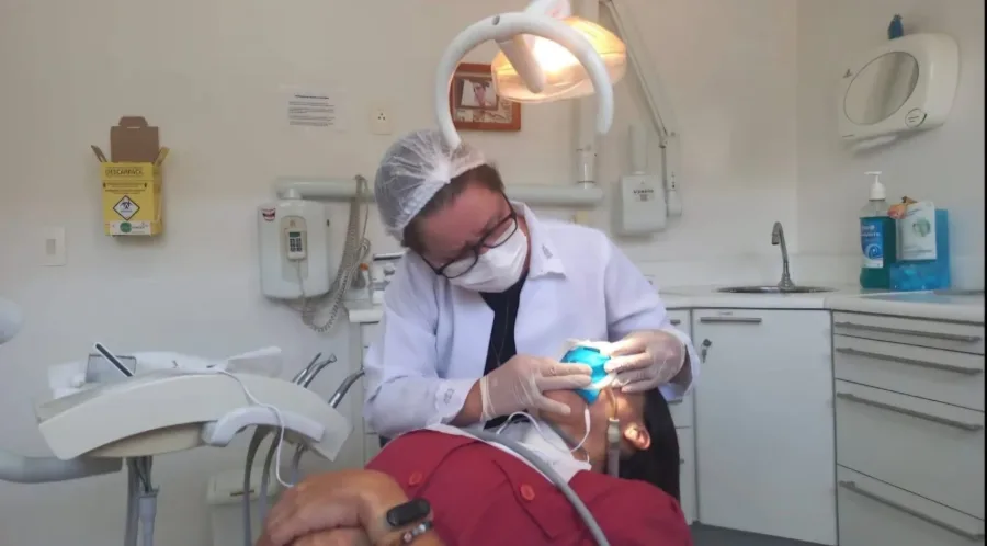 Especialista em endodontia durante atendimento