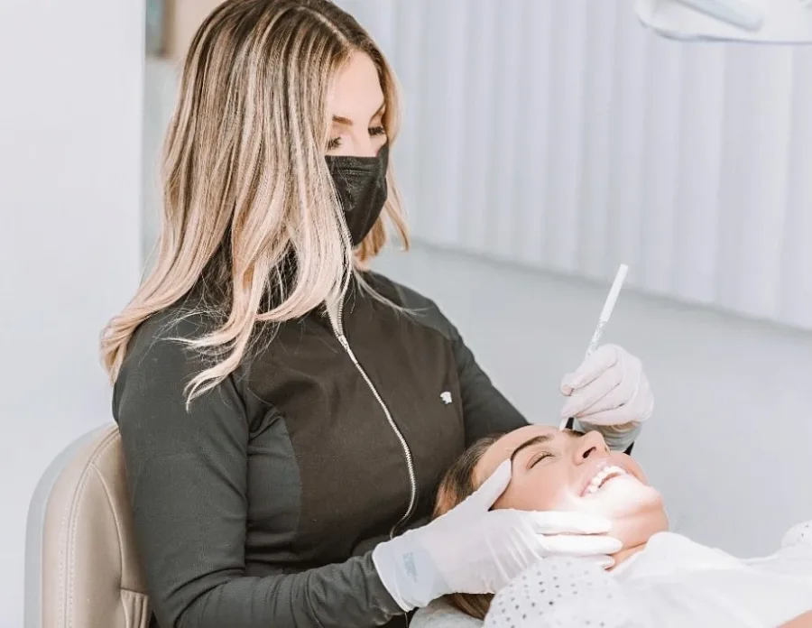 Especialista em odontopediatria e ortodontia durante atendimento